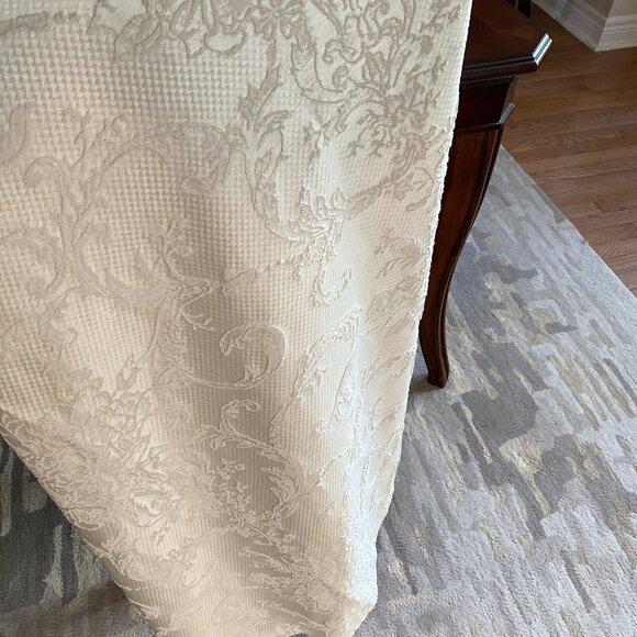 🎬✨Tv Show “UMBRELLA ACADEMY ” - Ivory Lace Tablecloth - Picture 6 of 12